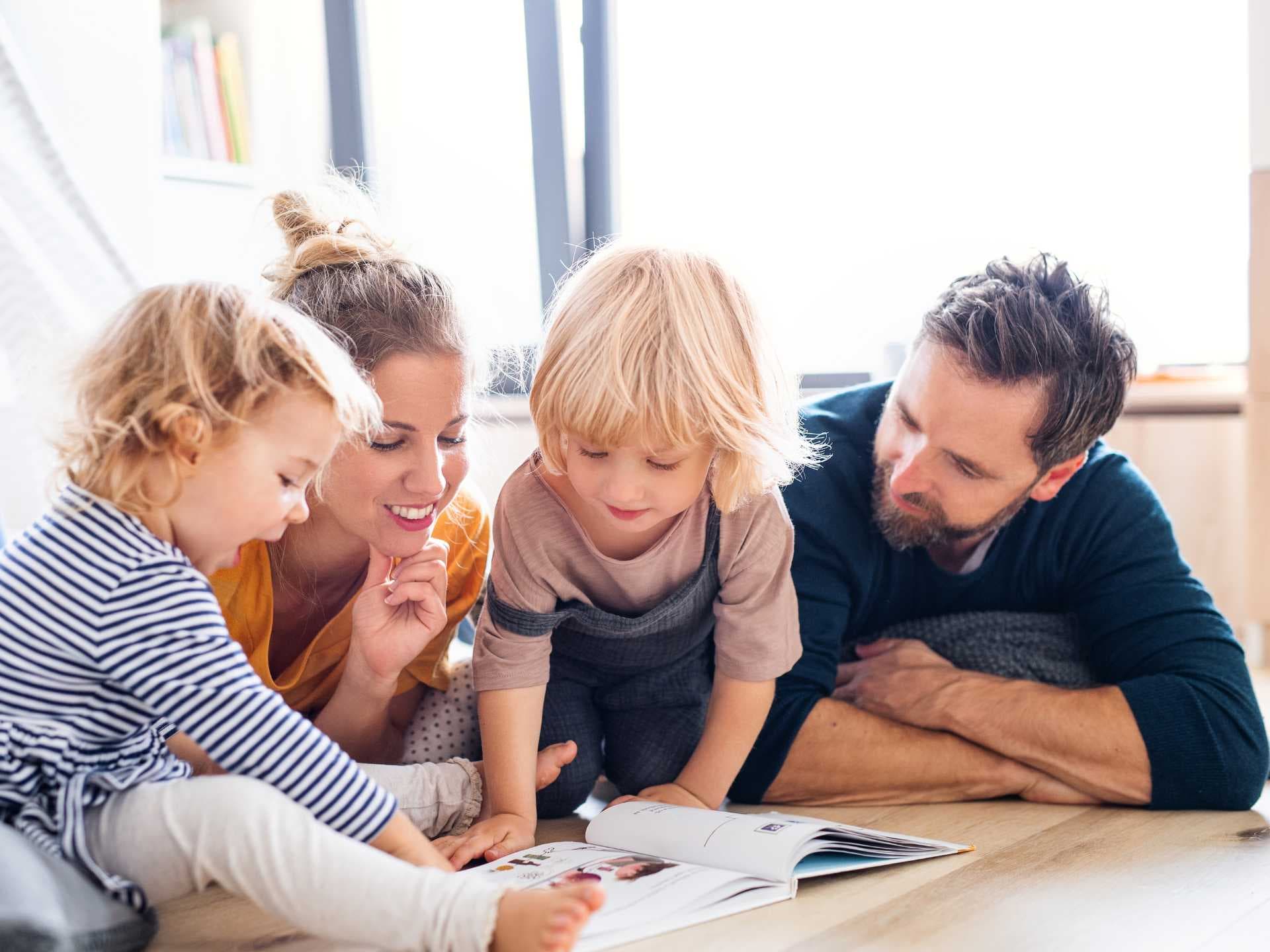 Famille regardant un album photo ensemble