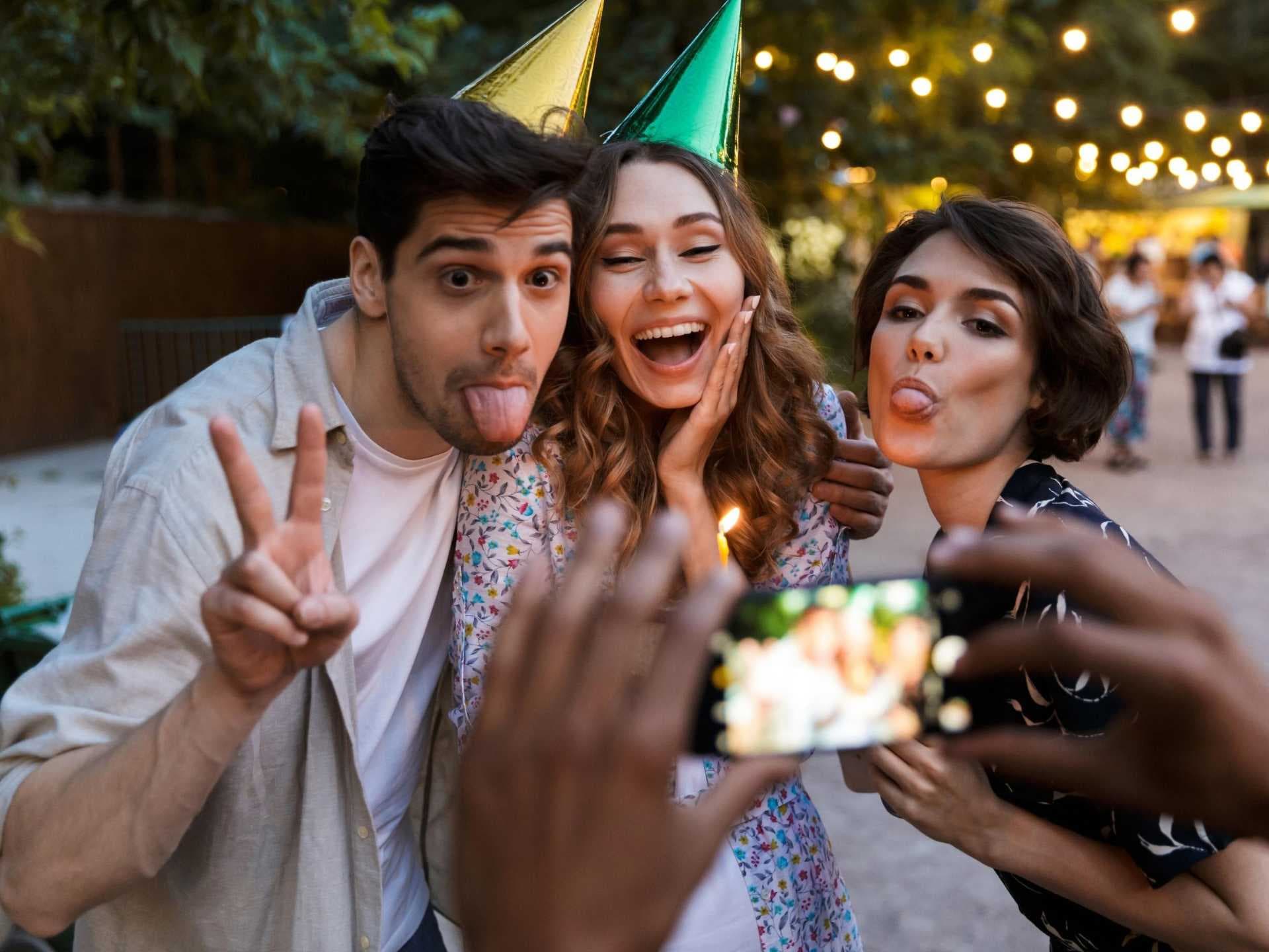 Invités partageant des photos lors d'un événement