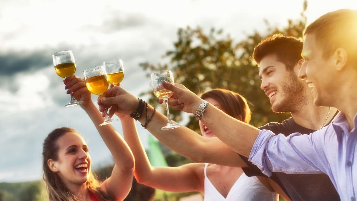 Comment préciser sur vos faire-part les invités au repas et au vin d’honneur ? - Conseils Qlikki pour organiser votre événement