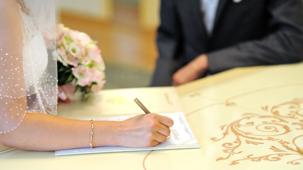 Nom de jeune fille ou nom de mariée : Lequel signer le jour de son mariage ? - Conseils Qlikki pour organiser votre événement